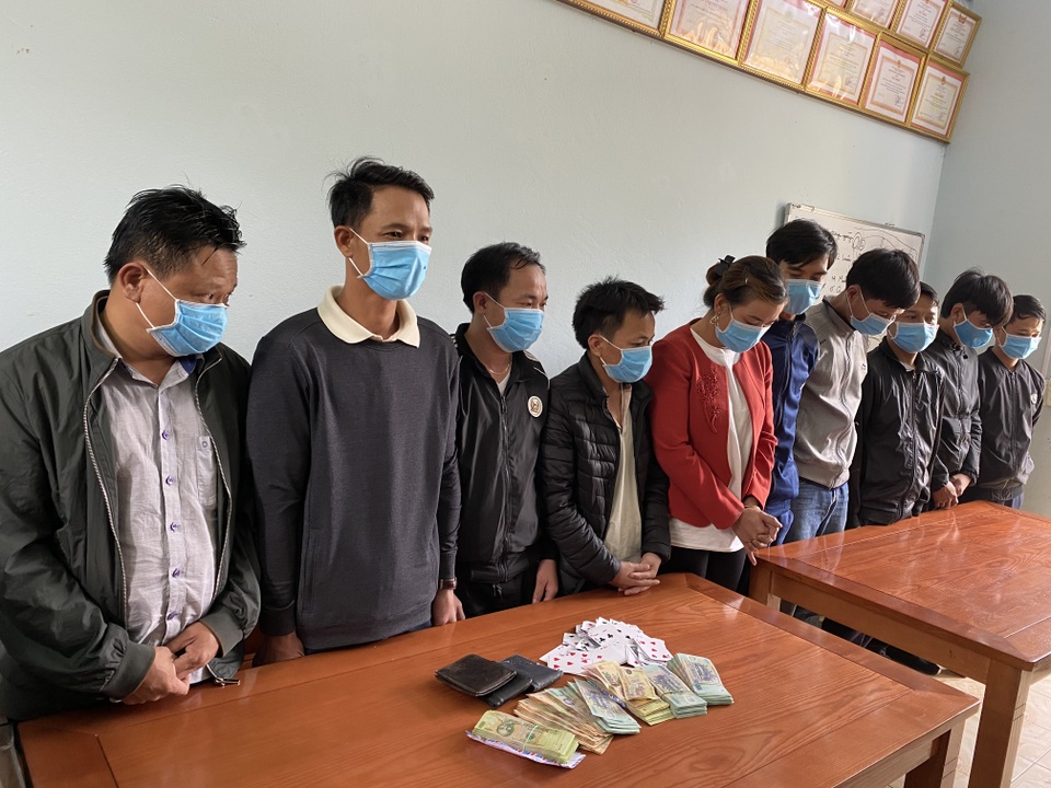 Bắt quả tang gần chục thương lái chơi bạc, thu hàng trăm triệu đồng - 1 Bắt quả tang gần chục thương lái chơi bạc, thu hàng trăm triệu đồng - 1