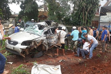 Xe tải đấu đầu xe con, 1 người tử vong, 4 người bị thương