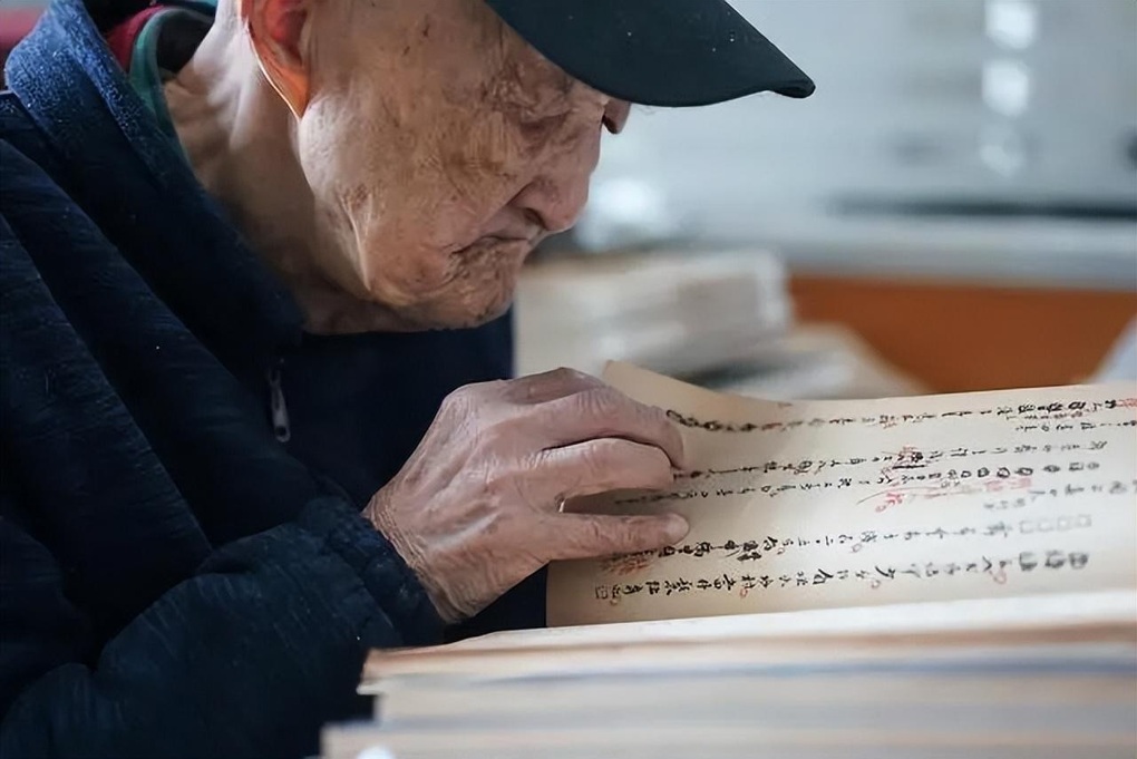 Cụ ông 98 tuổi vẫn làm việc 9 tiếng/ngày, bí quyết trường thọ nằm ở 5 chữ - 1 Cụ ông 98 tuổi vẫn làm việc 9 tiếng/ngày, bí quyết trường thọ nằm ở 5 chữ - 1