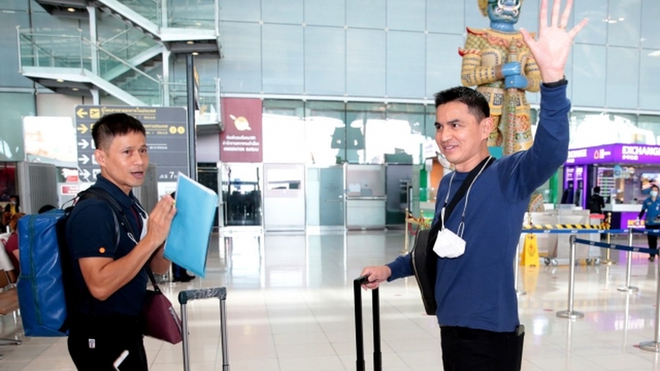Người hâm mộ tiễn Kiatisuk rời Thái Lan sang Việt Nam dẫn dắt HA Gia Lai - 3 Người hâm mộ tiễn Kiatisuk rời Thái Lan sang Việt Nam dẫn dắt HA Gia Lai - 3