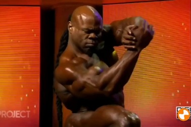 Arnold Schwarzenegger thu hút sự chú ý của thợ săn ảnh