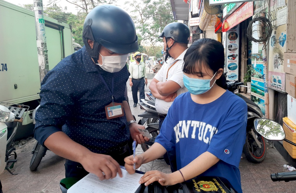 Ngồi nhậu trên vỉa hè và không đeo khẩu trang, 3 người bị phạt 6 triệu đồng - 2 Ngồi nhậu trên vỉa hè và không đeo khẩu trang, 3 người bị phạt 6 triệu đồng - 2
