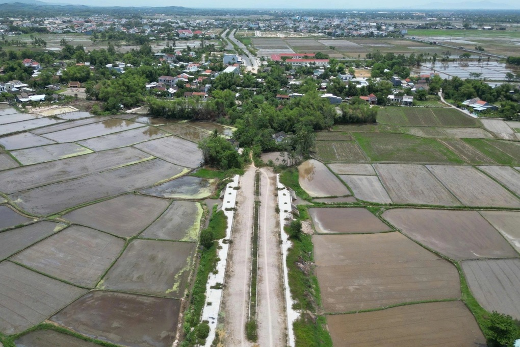Người dân mệt mỏi vì 2km đường làm 6 năm chưa xong - 1 Người dân mệt mỏi vì 2km đường làm 6 năm chưa xong