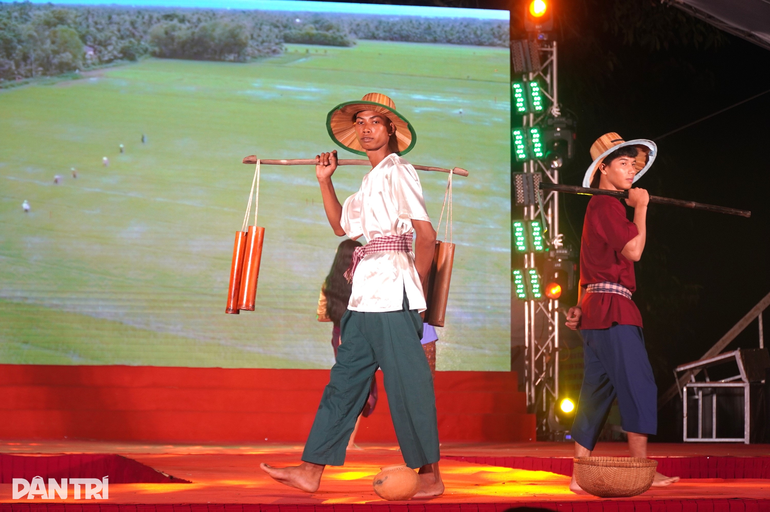 ชุดพื้นเมืองเขมรที่น่าประทับใจในเทศกาลโอ๊กออมบก - 4 Ấn tượng trang phục truyền thống dân tộc Khmer trong lễ hội Ok Om Bok - 4