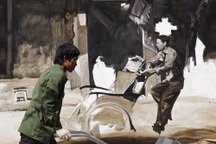 Họa sĩ Hàn Quốc bắt đầu vẽ tranh trên vòm cầu phố Phùng Hưng