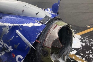 Máy bay nổ động cơ ở độ cao gần 10.000m, hành khách suýt bị hút ra ngoài