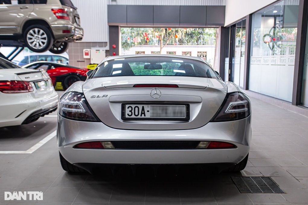 Cận cảnh mũi tên bạc Mercedes-Benz SLR McLaren độc nhất Việt Nam - 8 Cận cảnh mũi tên bạc Mercedes-Benz SLR McLaren độc nhất Việt Nam - 8