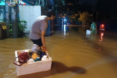 Chung cư Hà Nội ngập sâu, mất điện: Dân tát nước ở thang máy, nhờ chi viện