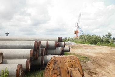 Cảng trăm tỉ đồng “đắp chiếu”