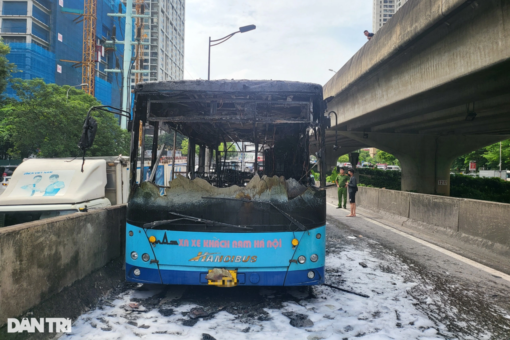 Xe buýt bốc cháy dữ dội tại lối lên đường Vành đai 3 trên cao - 1 Xe buýt bốc cháy dữ dội tại lối lên đường Vành đai 3 trên cao - 1