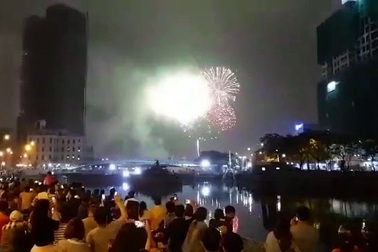 Pháo hoa mừng năm mới rực rỡ trên bầu trời Sài Gòn