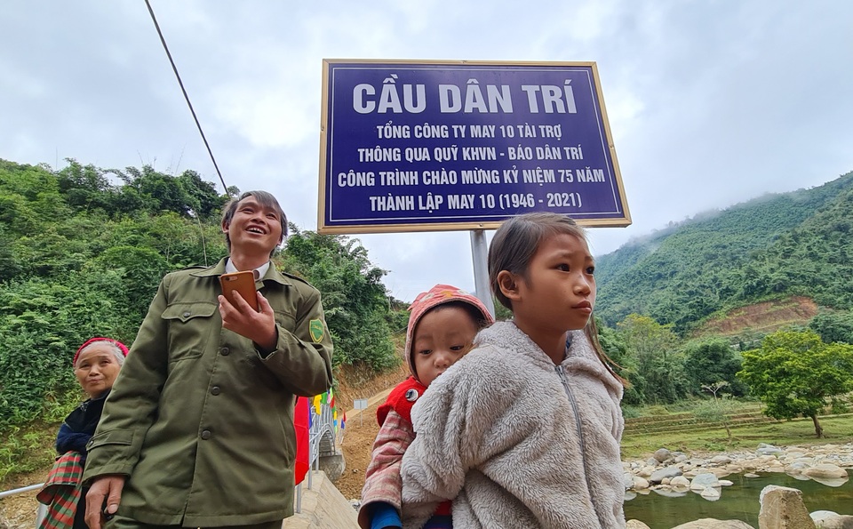 Khánh thành cầu Dân trí: Hết cảnh người dân đánh đu với tử thần qua suối - 16 Khánh thành cầu Dân trí: Hết cảnh người dân đánh đu với tử thần qua suối - 16