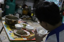 "Bão" giá, bữa cơm công nhân dè sẻn từng cọng rau