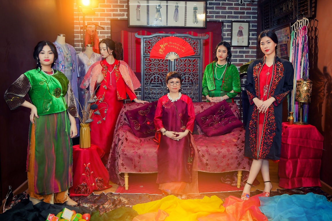 NSND Lê Khanh làm người mẫu áo dài cho NTK Xuân Thu - 10 NSND Lê Khanh làm người mẫu áo dài cho NTK Xuân Thu - 10
