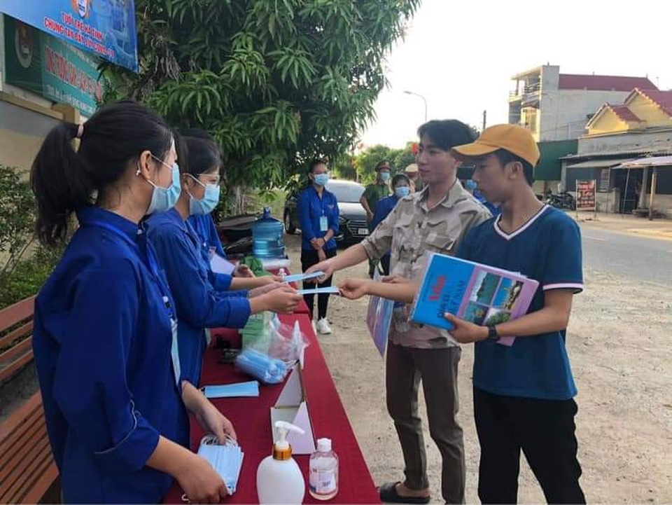 Hà Tĩnh: Hình ảnh đáng nhớ về tình nguyện viên trong kỳ thi tốt nghiệp THPT - 6 Hà Tĩnh: Hình ảnh đáng nhớ về tình nguyện viên trong kỳ thi tốt nghiệp THPT - 6