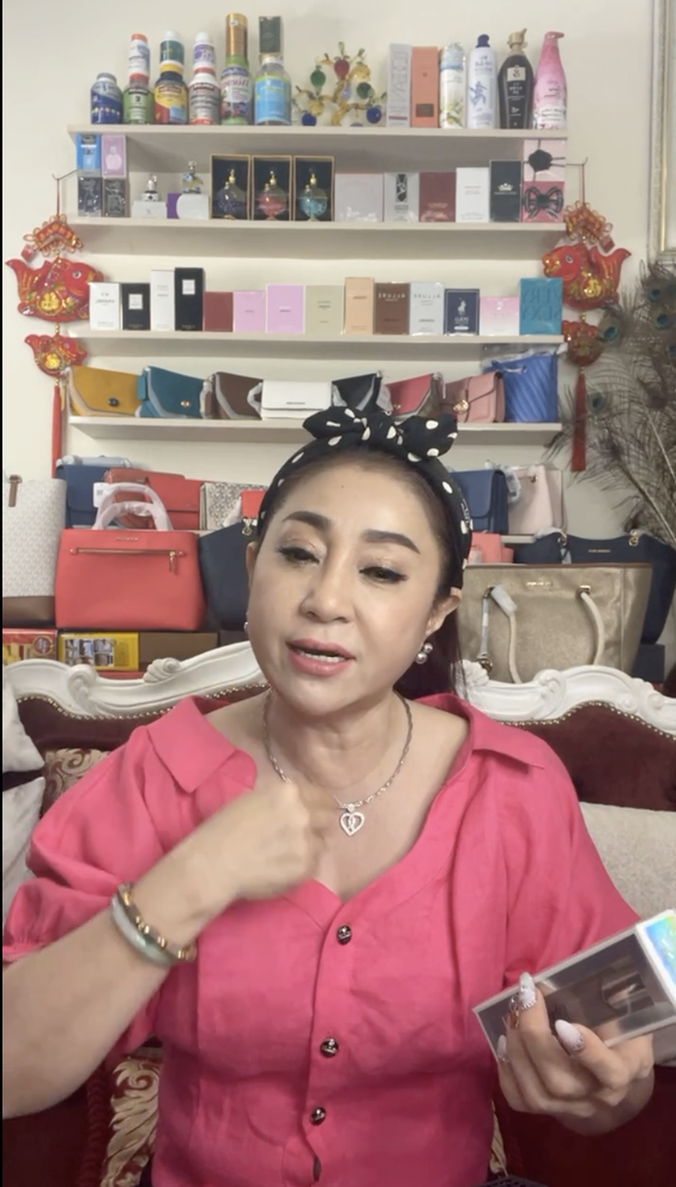 Rời xa sân khấu vì Covid-19, nghệ sĩ tên tuổi bán hàng online kiếm sống - 5 Rời xa sân khấu vì Covid-19, nghệ sĩ tên tuổi bán hàng online kiếm sống - 5