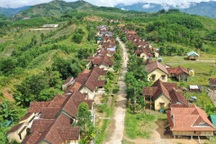 Chê biệt thự, người dân dựng nhà sàn để ở