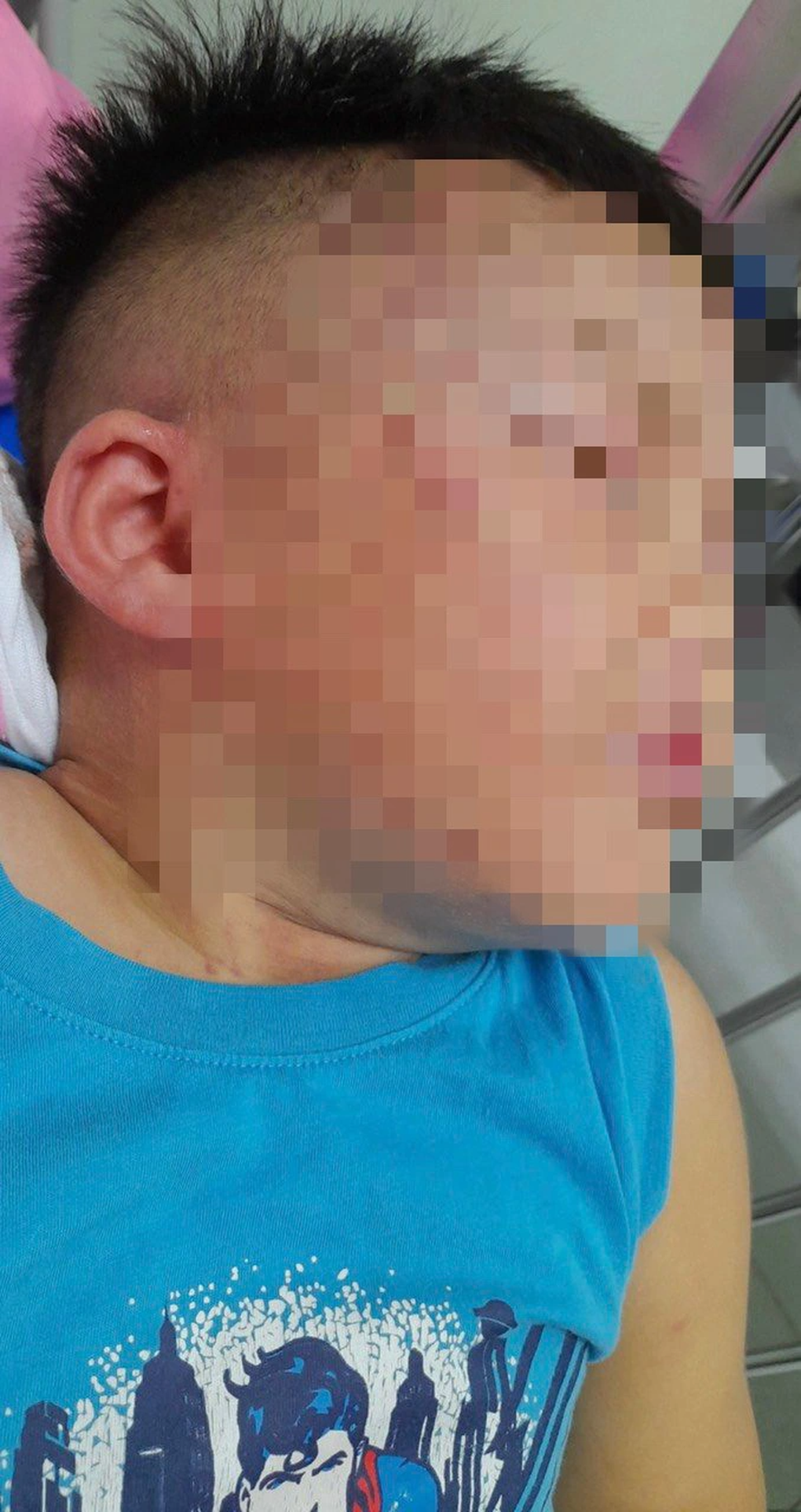 Cứu sống bé trai hơn 3 tuổi nghi bị bạo hành, nhốt trong tủ cấp đông - 2 Cứu sống bé trai hơn 3 tuổi nghi bị bạo hành, nhốt trong tủ cấp đông - 2