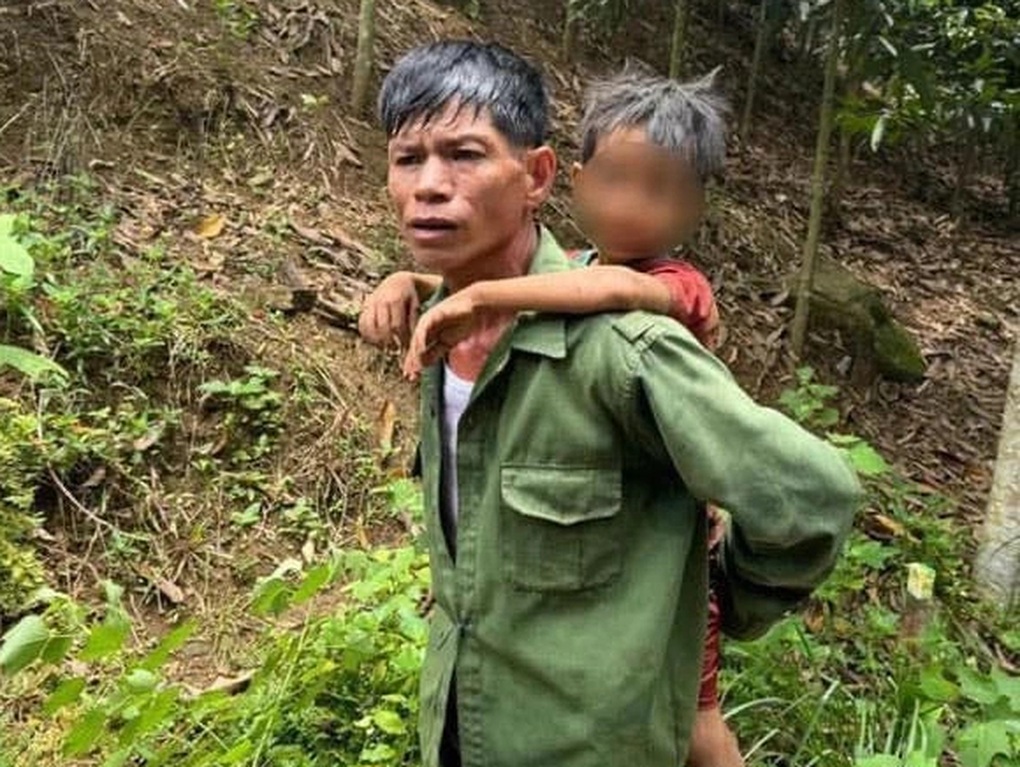 Lời kể của người tìm thấy cháu bé 6 tuổi bị lạc 4 ngày trong rừng ở Yên Bái - 1 Lời kể của người tìm thấy cháu bé 6 tuổi bị lạc 4 ngày trong rừng ở Yên Bái - 1