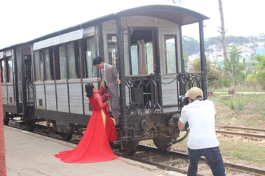 Du khách thích thú với ga xe lửa cổ nhất Việt Nam