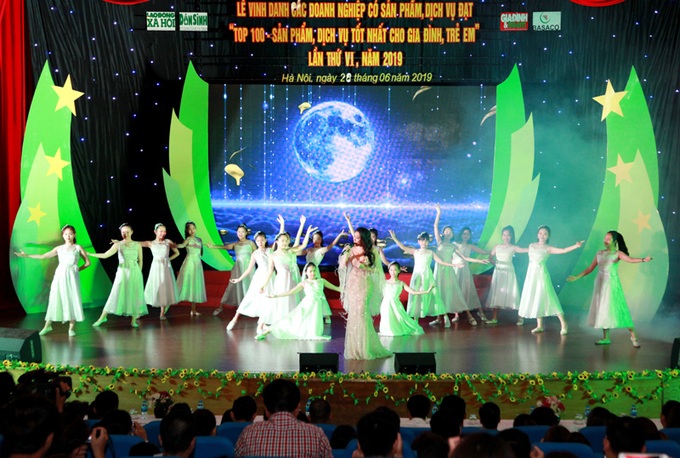 Chương trình “Top 100 - Sản phẩm, Dịch vụ tốt nhất cho Gia đình, Trẻ em” lần thứ 7 - phiên bản đặc biệt - Ảnh 3. Chương trình “Top 100 - Sản phẩm, Dịch vụ tốt nhất cho Gia đình, Trẻ em” lần thứ 7 - phiên bản đặc biệt - Ảnh 3.