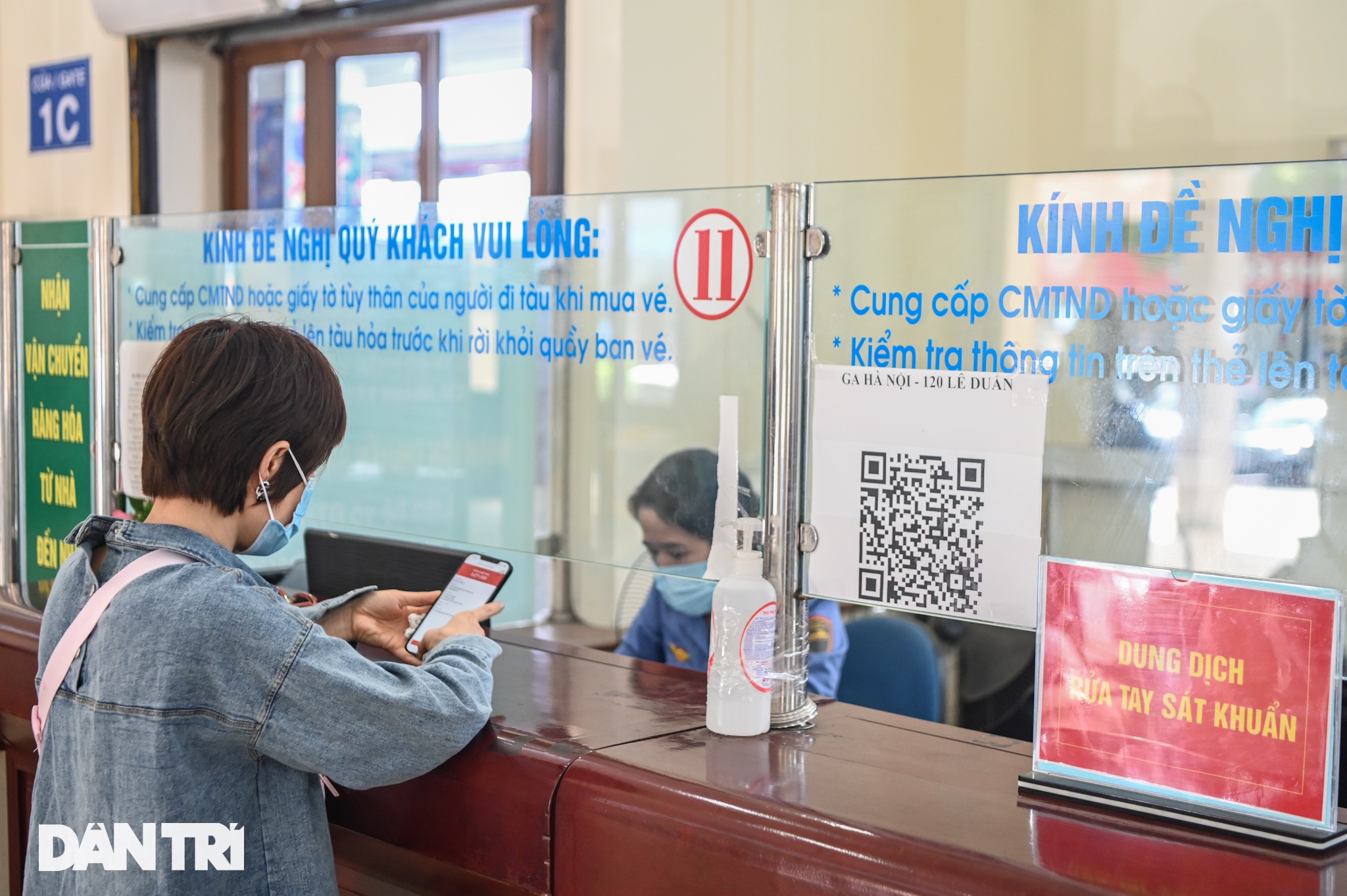 Ga Hà Nội: Hành khách phấn khởi mua vé chuyến tàu sau giãn cách đi TPHCM - 9 Ga Hà Nội: Hành khách phấn khởi mua vé chuyến tàu sau giãn cách đi TPHCM - 9