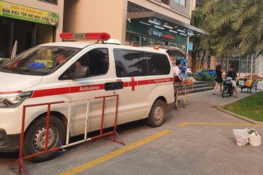 Hà Nội: Thực hư xe cứu thương bị bảo vệ chung cư khóa bánh