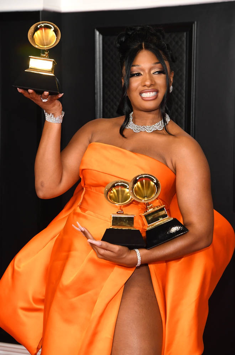 Mỹ nhân giành nhiều giải Grammy khoe dáng bốc lửa trên tạp chí áo tắm - 2 Mỹ nhân giành nhiều giải Grammy khoe dáng bốc lửa trên tạp chí áo tắm - 2