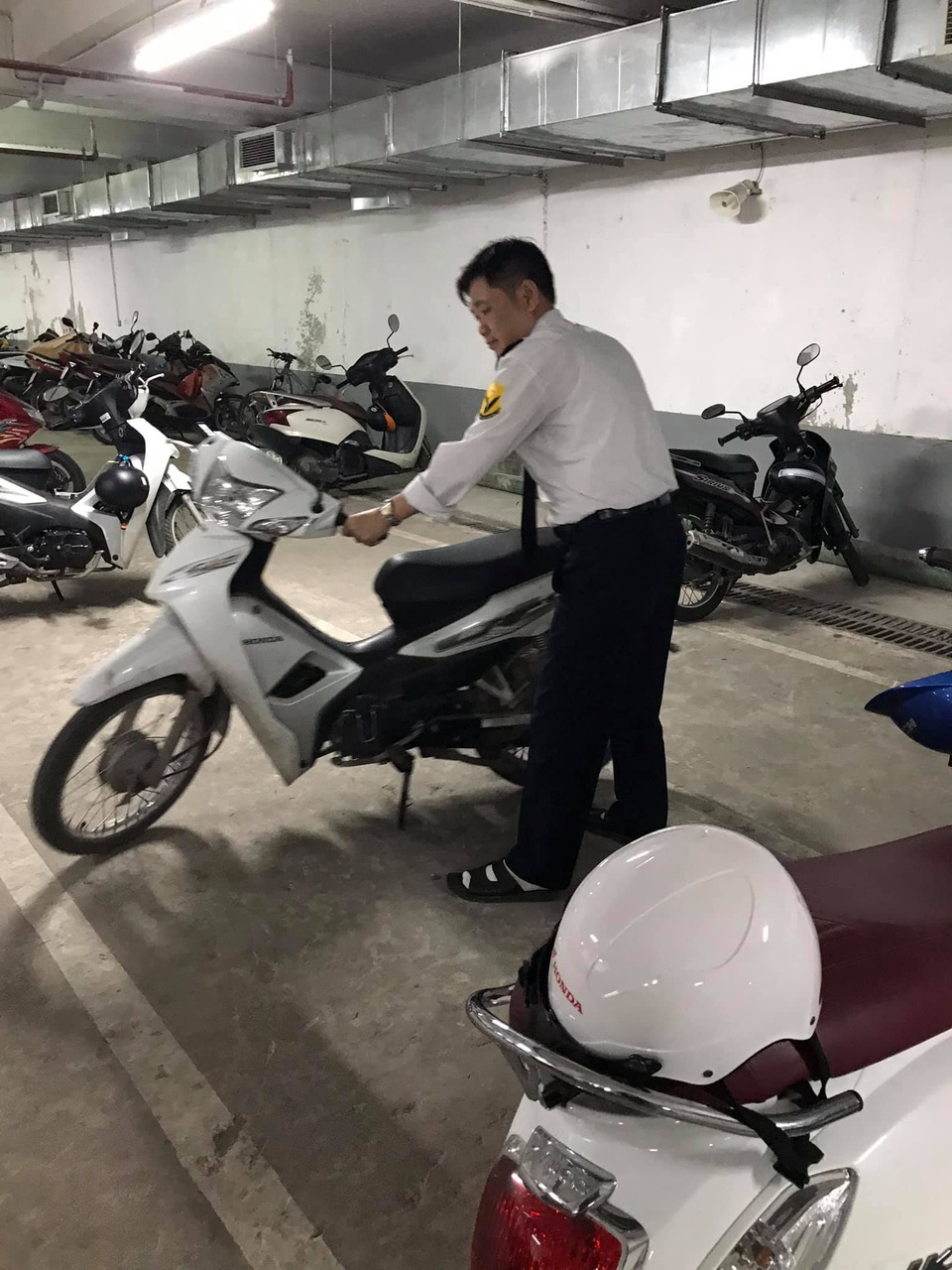 Chuyện về bác bảo vệ gấp áo mưa gọn gàng cho cả hầm chung cư - 3 Chuyện về bác bảo vệ gấp áo mưa gọn gàng cho cả hầm chung cư - 3