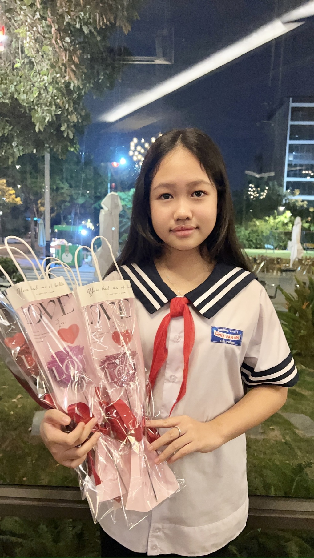 Mẫu nhí Gia Hân trích tiền mừng tuổi, tự tay làm hoa tặng các cô lao công - 4 Mẫu nhí Gia Hân trích tiền mừng tuổi, tự tay làm hoa tặng các cô lao công - 4