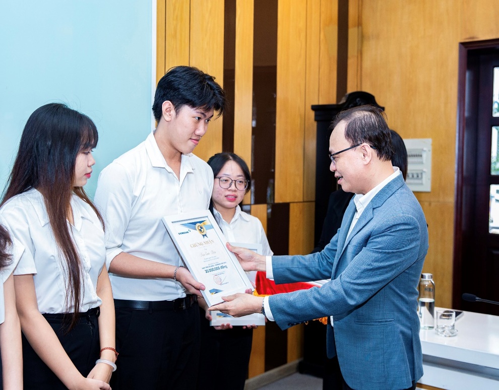 Eximbank trao học bổng trị giá 300 triệu đồng cho sinh viên đại học kinh tế TPHCM - 1