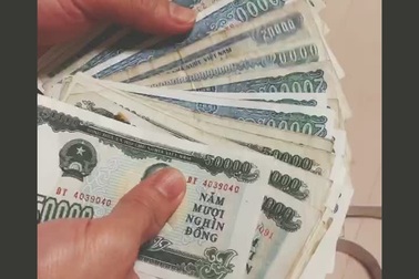Cọc tiền cũ bà ngoại tặng cháu trai trước ngày đi Nhật