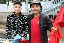 Không đủ tiền mua vé, 2 cha con người Phú Thọ đứng bán cờ chờ vé hạ