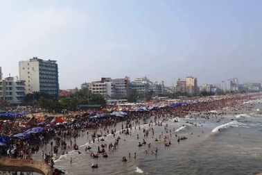 Bắn pháo hoa chào mừng lễ hội du lịch biển Sầm Sơn năm 2018