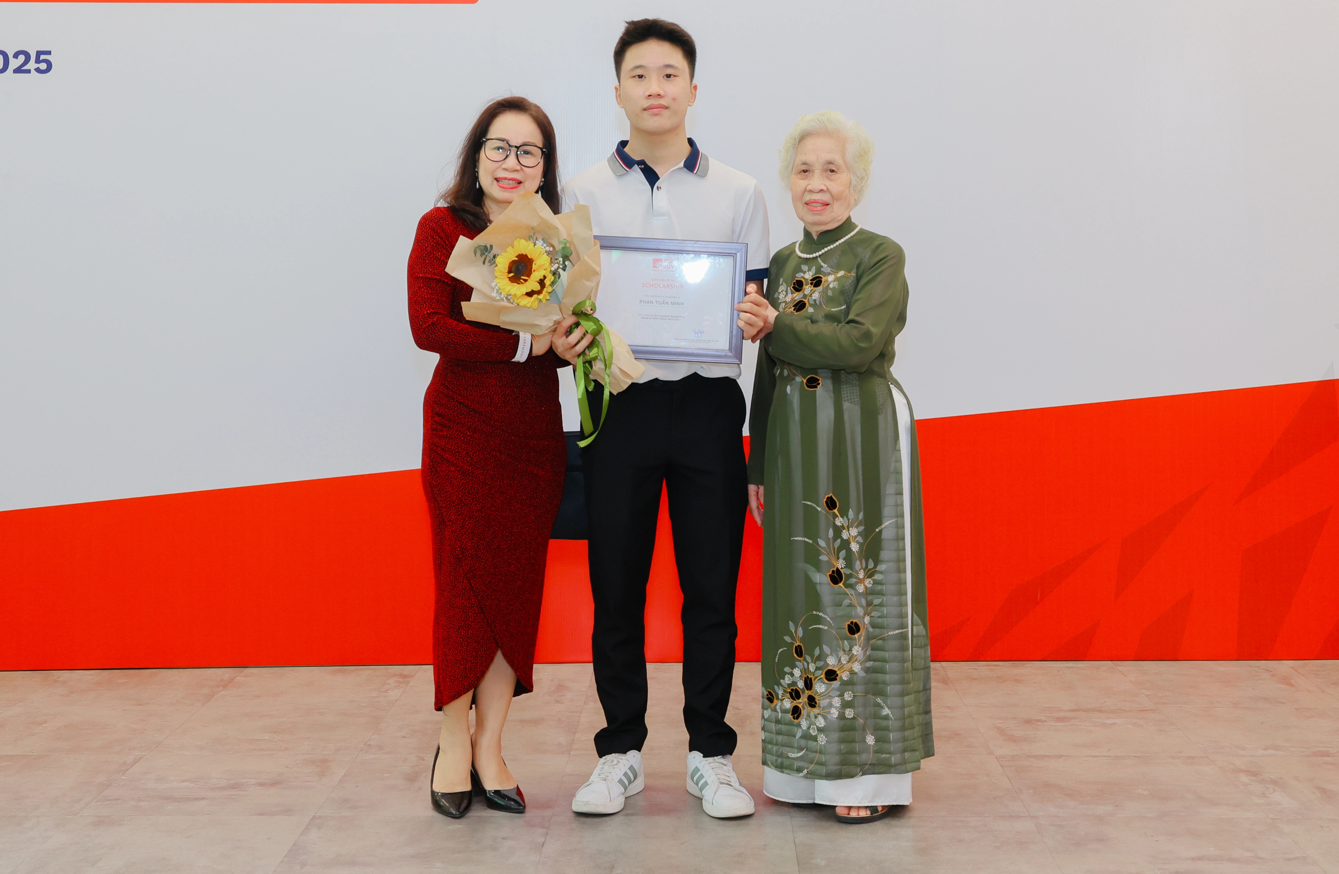 View - 11 lần chuyển trường, 10 lần chuyển nhà, nam sinh giành học bổng toàn phần | Báo Dân trí