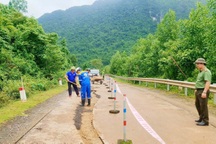 Khắc phục vết nứt dài 40m giữa đường Hồ Chí Minh nhánh Tây