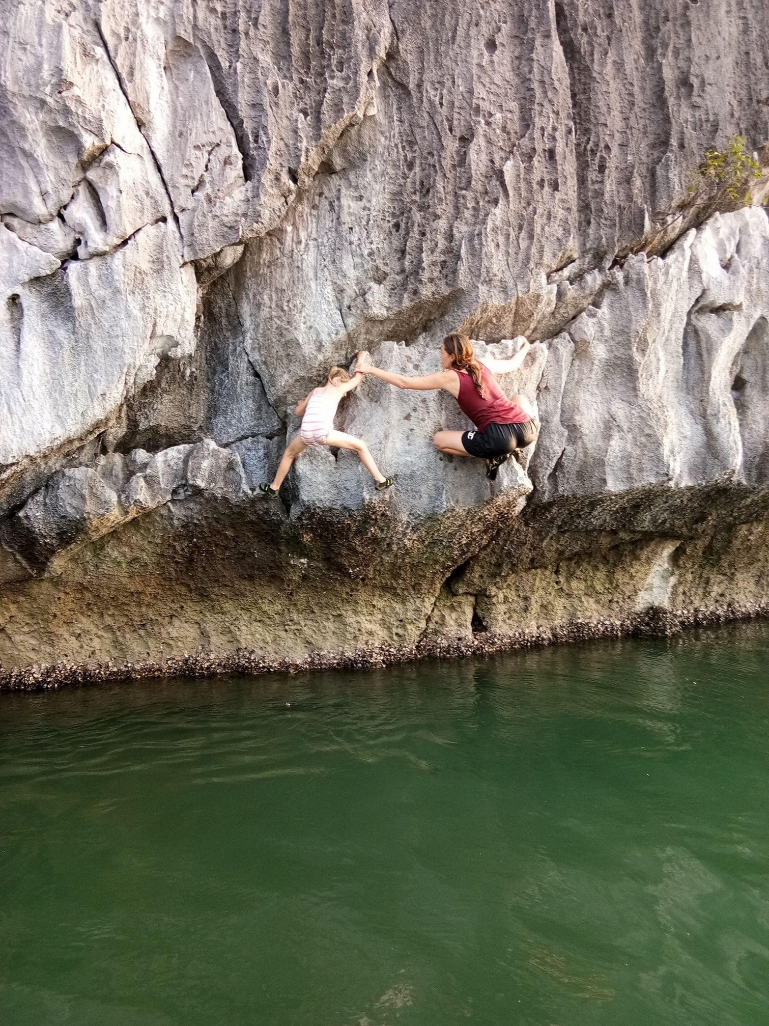 Nhiều du khách là trẻ em nước ngoài cũng thử sức với Deep water soloing. Bộ môn yêu cầu người chơi phải biết bơi, đủ 18 tuổi hoặc nếu dưới 18 tuổi cần có phụ huynh đi kèm (Ảnh: Cat Ba Climbing).