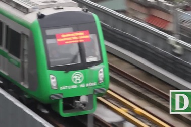 Tàu đường sắt Cát Linh-Hà Đông băng băng qua các nhà ga