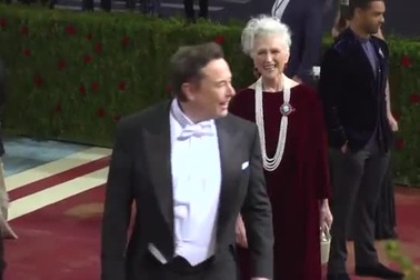 Elon Musk và mẹ dự sự kiện Met gala
