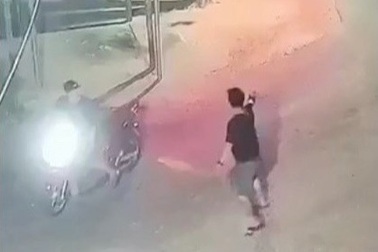 Cận cảnh nam thanh niên nghi cầm súng bắn liên tiếp