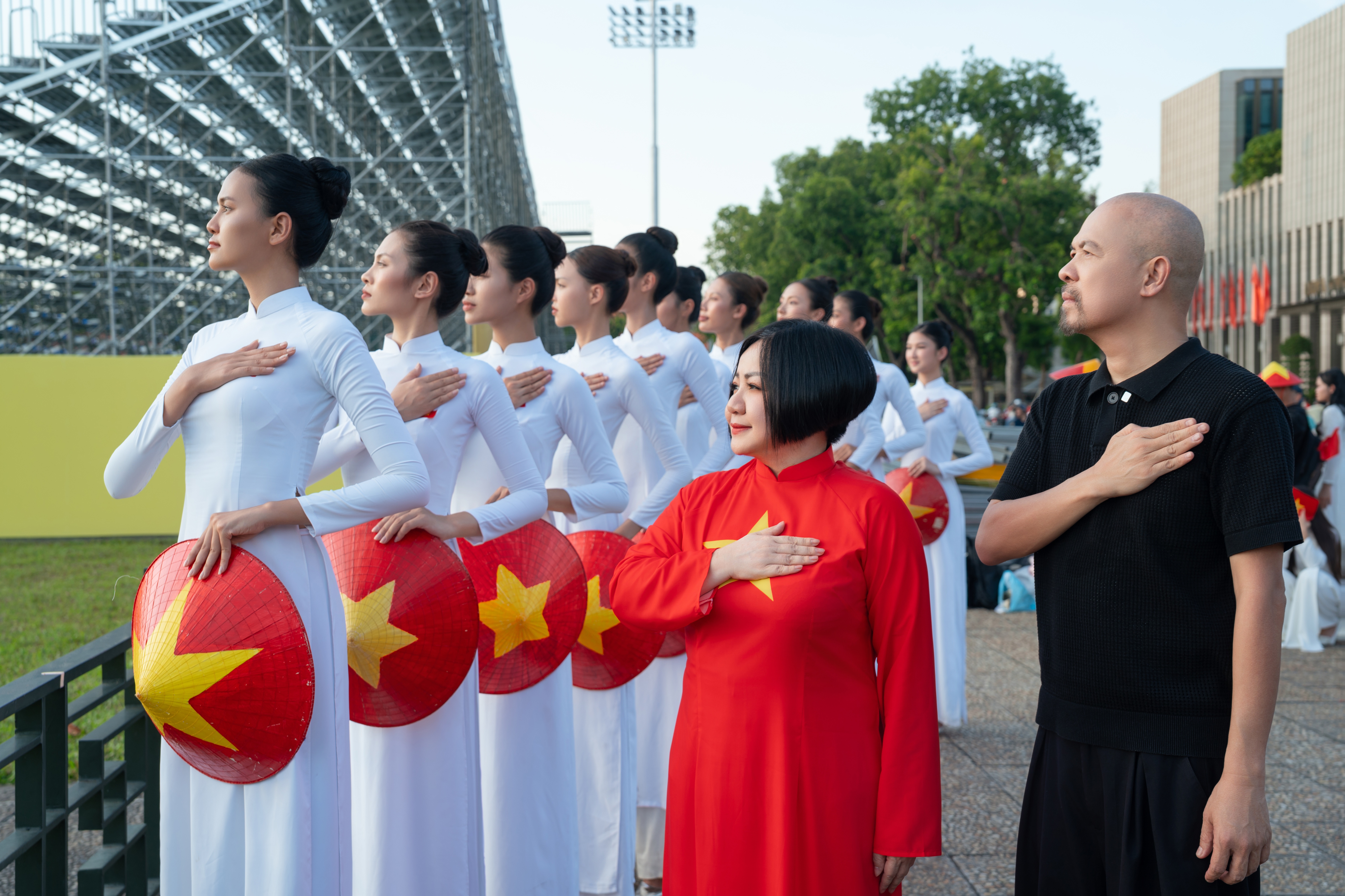Thanh Hằng xúc động khi thí sinh Next Top Model tái hiện ký ức chiến tranh - 3