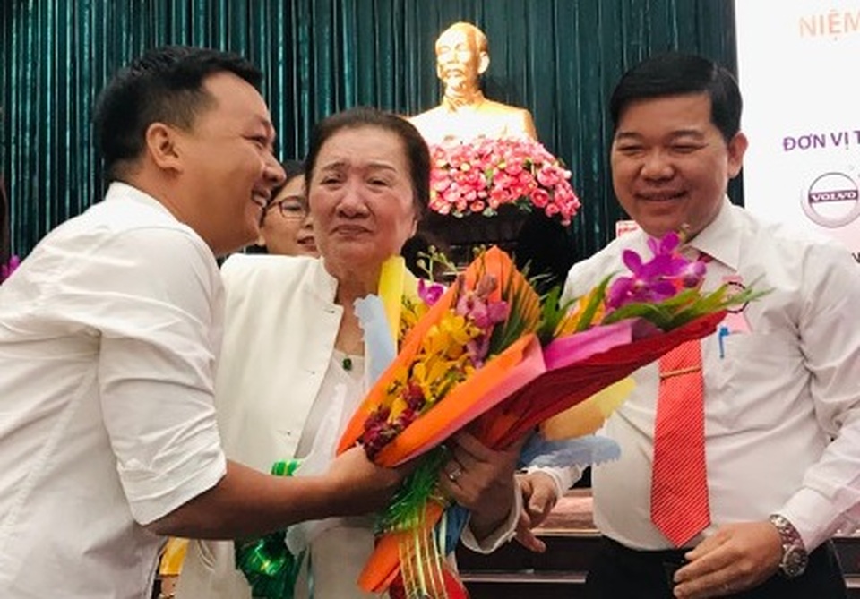 Thầy hiệu phó từng chăn trâu thuê nghẹn khóc khi nhắc đến ân nhân - 1 Thầy hiệu phó từng chăn trâu thuê nghẹn khóc khi nhắc đến ân nhân - 1