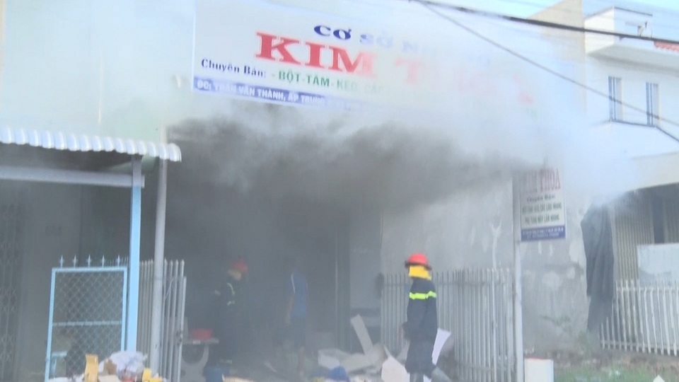 Nhiều người hoảng loạn bỏ chạy vì cháy cơ sở sản xuất nhang - 3