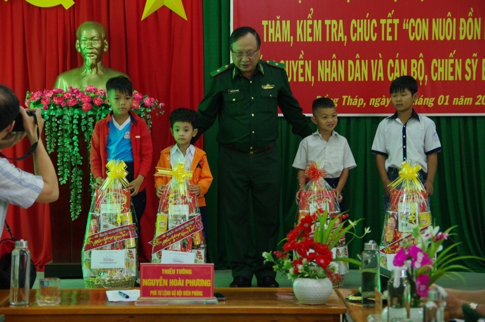 Bộ Tư lệnh Biên phòng thăm, tặng quà gia đình chính sách ở vùng biên giới - 2 Bộ Tư lệnh Biên phòng thăm, tặng quà gia đình chính sách ở vùng biên giới - 2