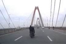 Xử lý nhóm thanh niên chạy xe máy lạng lách, đánh võng trên cầu Nhật Tân