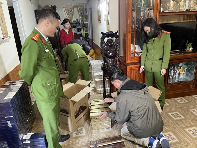 Lực lượng chức năng kiểm tra và phát hiện, thu giữ hàng loạt bao thuốc lá không rõ nguồn gốc tại nhà Nguyễn Vũ Thu Thúy. Ảnh: CA cung cấp