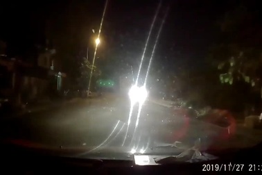 Tài xế vô ý thức mở đèn pha khiến người đi ngược chiều lóa mắt cực nguy hiểm