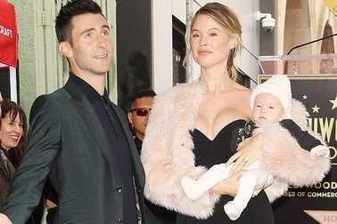 Adam Levine và Behati Prinsloo bình yên nghỉ giáng sinh tại nhà
