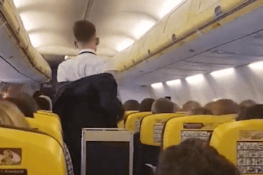 Du khách phấn khích trước điệu nhảy sexy của nam tiếp viên hàng không