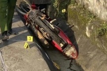 Đi xe máy chở bạn nhậu lao xuống mương, người đàn ông bị khởi tố